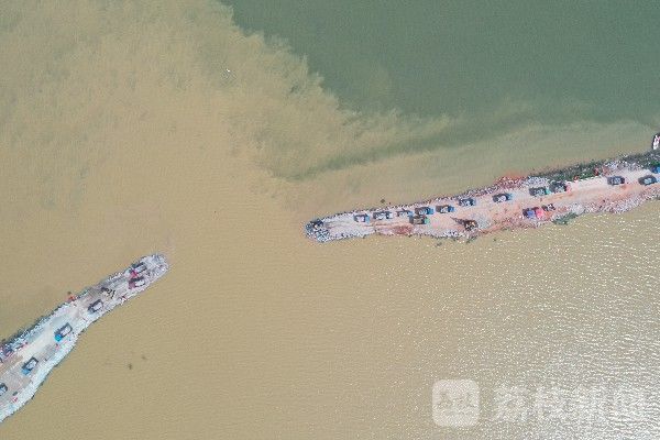 封堵|直击江西鄱阳县圩堤漫决封堵现场：抢险人员24小时不间断作业封堵进占140米|荔枝军事