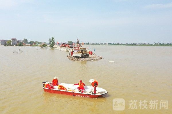 封堵|直击江西鄱阳县圩堤漫决封堵现场：抢险人员24小时不间断作业封堵进占140米|荔枝军事