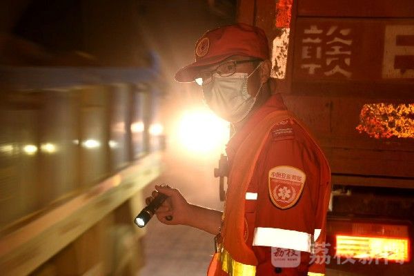 抢险|抢险队员的脸庞，真美！|荔枝军事