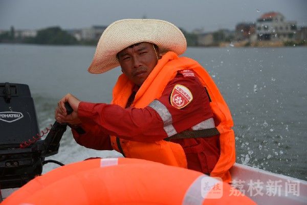 抢险|抢险队员的脸庞，真美！|荔枝军事