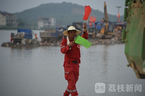 抢险|抢险队员的脸庞，真美！|荔枝军事