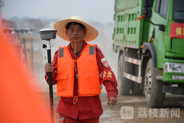 抢险|抢险队员的脸庞，真美！|荔枝军事