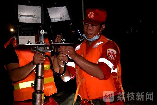 抢险|抢险队员的脸庞，真美！|荔枝军事