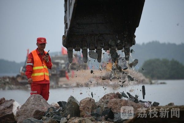 抢险|抢险队员的脸庞，真美！|荔枝军事