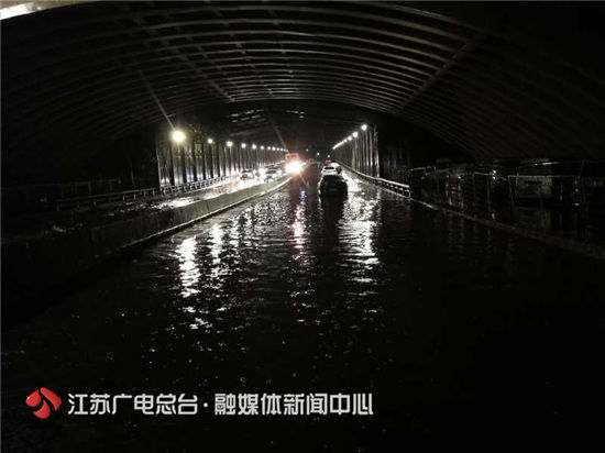 [暴雨]南京交警赤脚淌水帮忙推车 深夜暴雨导致路面淹水