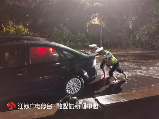 [暴雨]南京交警赤脚淌水帮忙推车 深夜暴雨导致路面淹水
