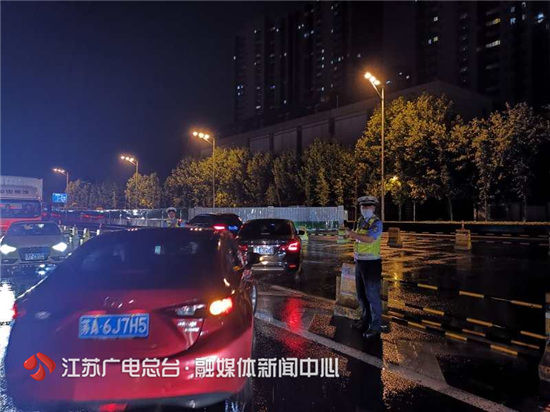 [暴雨]南京交警赤脚淌水帮忙推车 深夜暴雨导致路面淹水