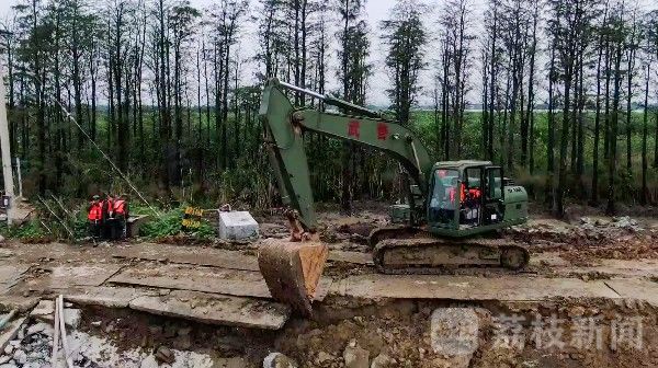 太湖|太湖大堤出现险情 武警官兵紧急处置|荔枝军事