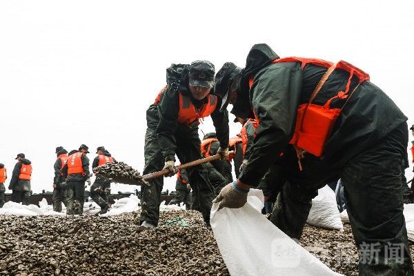 太湖|太湖大堤出现险情 武警官兵紧急处置|荔枝军事