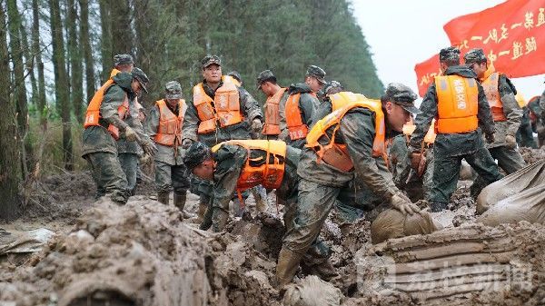 太湖|太湖大堤出现险情 武警官兵紧急处置|荔枝军事