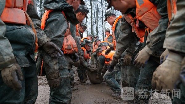太湖|太湖大堤出现险情 武警官兵紧急处置|荔枝军事