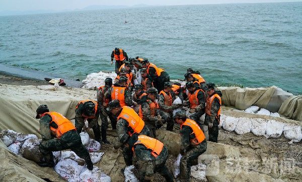太湖|太湖大堤出现险情 武警官兵紧急处置|荔枝军事