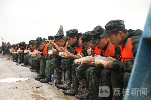 太湖|太湖大堤出现险情 武警官兵紧急处置|荔枝军事