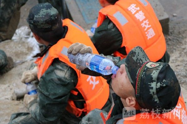 太湖|太湖大堤出现险情 武警官兵紧急处置|荔枝军事