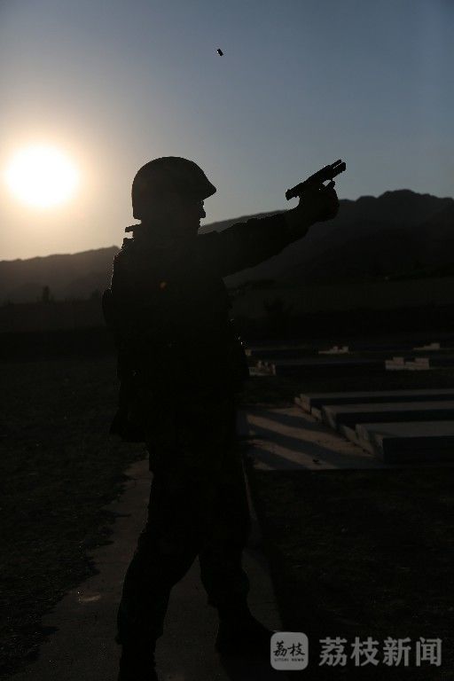 考核|考兵先考官，直击石嘴山武警首长机关 手枪实弹射击考核！|荔枝军事