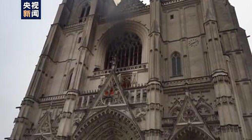 教堂|法国南特大教堂发生火灾 现场已被警方封锁