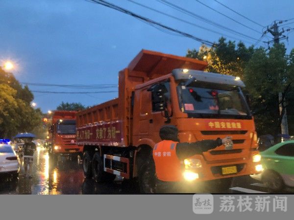 巢湖|安徽巢湖水位超警1.54米，中国安能连夜赶赴西坝口加固圩堤|荔枝军事