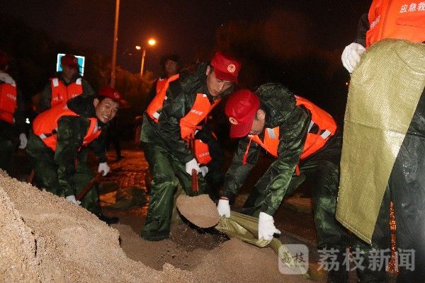 巢湖|安徽巢湖水位超警1.54米，中国安能连夜赶赴西坝口加固圩堤|荔枝军事