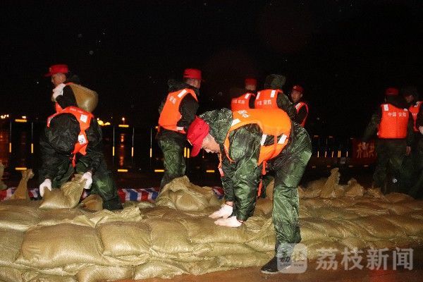 巢湖|安徽巢湖水位超警1.54米，中国安能连夜赶赴西坝口加固圩堤|荔枝军事