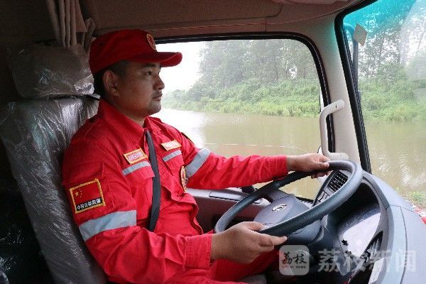 一线|防汛一线，他们扛起一面面顶风的旗|荔枝军事