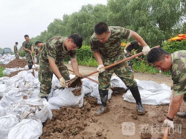 一线|防汛一线，他们扛起一面面顶风的旗|荔枝军事