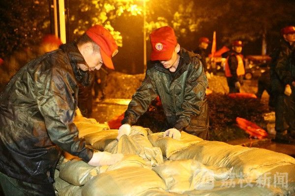 巢湖|安徽防汛应急响应提升至Ⅰ级 中国安能连夜紧急加固巢湖西坝口|荔枝军事