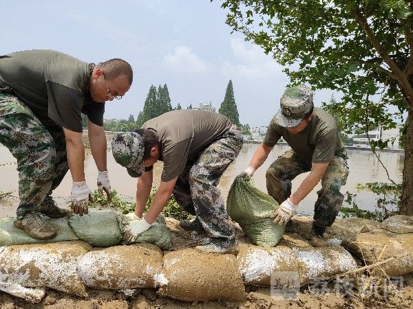 大堤|合肥丰乐河大堤两侧出现险情 官兵紧急赶往加固堤坝|荔枝军事