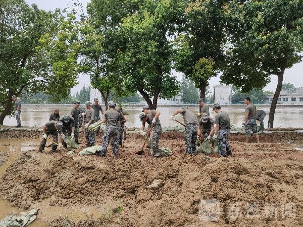 大堤|合肥丰乐河大堤两侧出现险情 官兵紧急赶往加固堤坝|荔枝军事