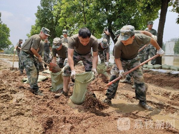 大堤|合肥丰乐河大堤两侧出现险情 官兵紧急赶往加固堤坝|荔枝军事