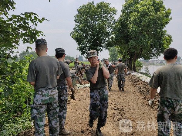 大堤|合肥丰乐河大堤两侧出现险情 官兵紧急赶往加固堤坝|荔枝军事