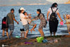 2020年7月20日傍晚，连云港，市民在海滨的沙滩上尽情玩耍。

