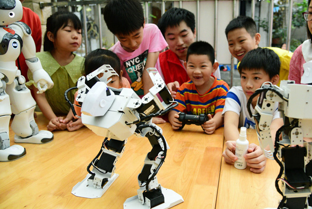 江苏镇江：小朋友暑假玩转机器人 乐享科技魅力