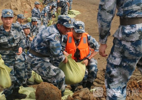 一滴水|烫伤女婴紧急转移，洪水齐胸战士托举半小时没让沾一滴水|荔枝军事