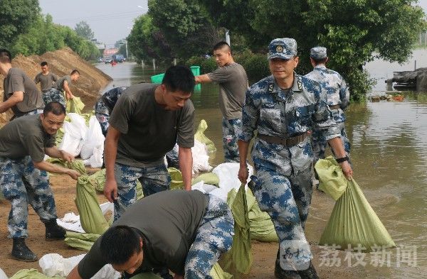 一滴水|烫伤女婴紧急转移，洪水齐胸战士托举半小时没让沾一滴水|荔枝军事