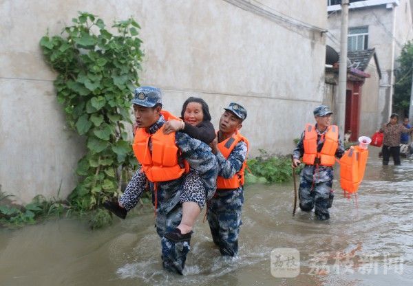 一滴水|烫伤女婴紧急转移，洪水齐胸战士托举半小时没让沾一滴水|荔枝军事