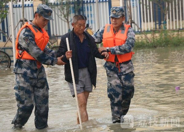 一滴水|烫伤女婴紧急转移，洪水齐胸战士托举半小时没让沾一滴水|荔枝军事