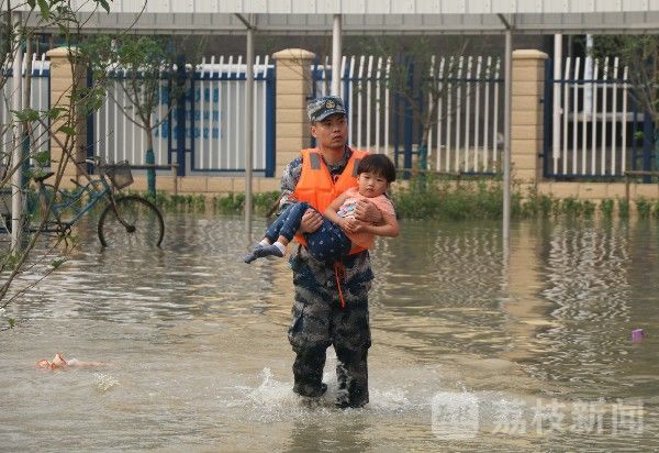 一滴水|烫伤女婴紧急转移，洪水齐胸战士托举半小时没让沾一滴水|荔枝军事