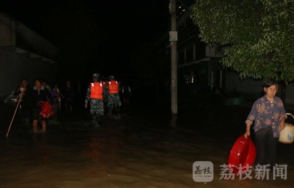 一滴水|烫伤女婴紧急转移，洪水齐胸战士托举半小时没让沾一滴水|荔枝军事