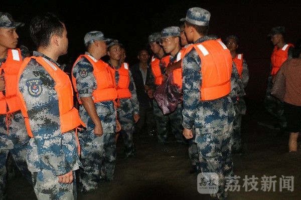 一滴水|烫伤女婴紧急转移，洪水齐胸战士托举半小时没让沾一滴水|荔枝军事