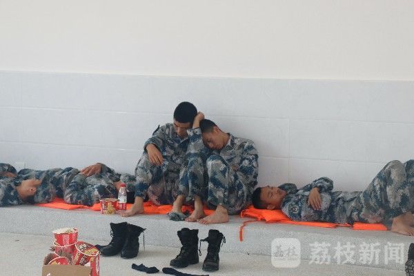 一滴水|烫伤女婴紧急转移，洪水齐胸战士托举半小时没让沾一滴水|荔枝军事