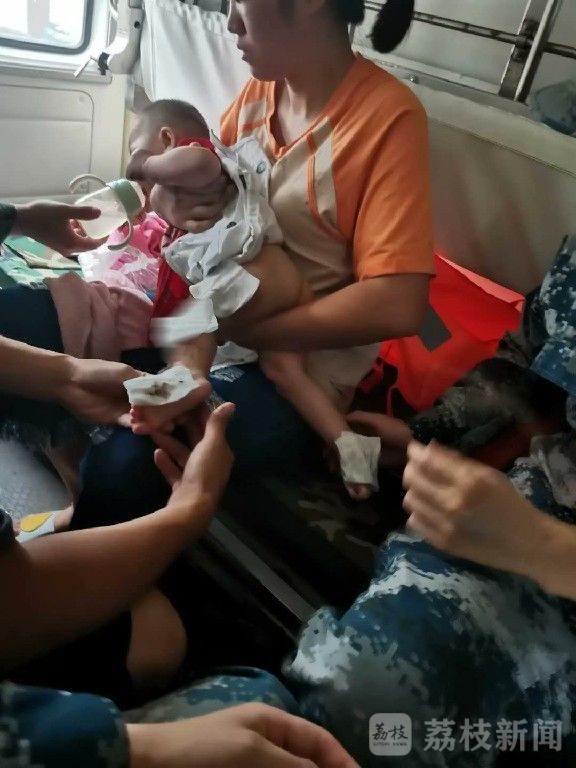 一滴水|烫伤女婴紧急转移，洪水齐胸战士托举半小时没让沾一滴水|荔枝军事