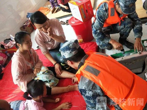 一滴水|烫伤女婴紧急转移，洪水齐胸战士托举半小时没让沾一滴水|荔枝军事