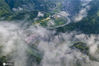 2020年7月22日，湖南省湘西土家族苗族自治州吉首市矮寨镇，峒河环绕，云雾、山水、民居相互辉映，形成一幅美丽的夏日画卷。
