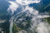 2020年7月22日，湖南省湘西土家族苗族自治州吉首市矮寨镇，峒河环绕，云雾、山水、民居相互辉映，形成一幅美丽的夏日画卷。
