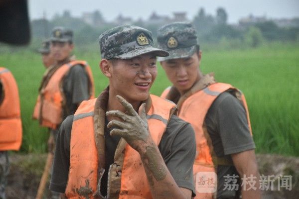 大堤|大堤上那些动人瞬间,爱了!|荔枝军事