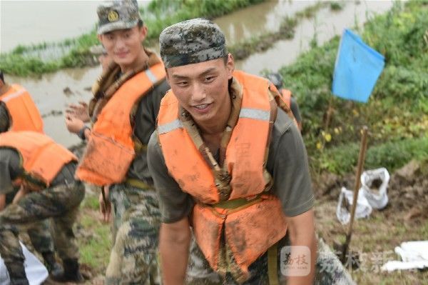 大堤|大堤上那些动人瞬间,爱了!|荔枝军事