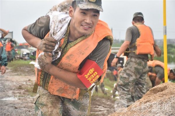大堤|大堤上那些动人瞬间,爱了!|荔枝军事