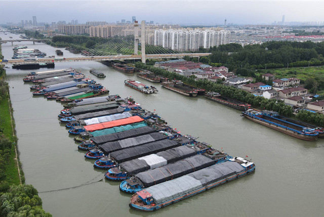 江苏扬州：京杭大运河扬州段大量船舶积压 严阵以待确保安全度汛