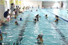 2020年7月24日，江苏连云港市体育中心游泳馆内，一群学生正在游泳教练的指导下学习游泳技巧。
