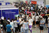 2020年7月25日，南京国际展览中心举行，来自全国的170所左右的高校现场设立咨询台，吸引众多家长和高考生前来咨询。雨田/IC photo
